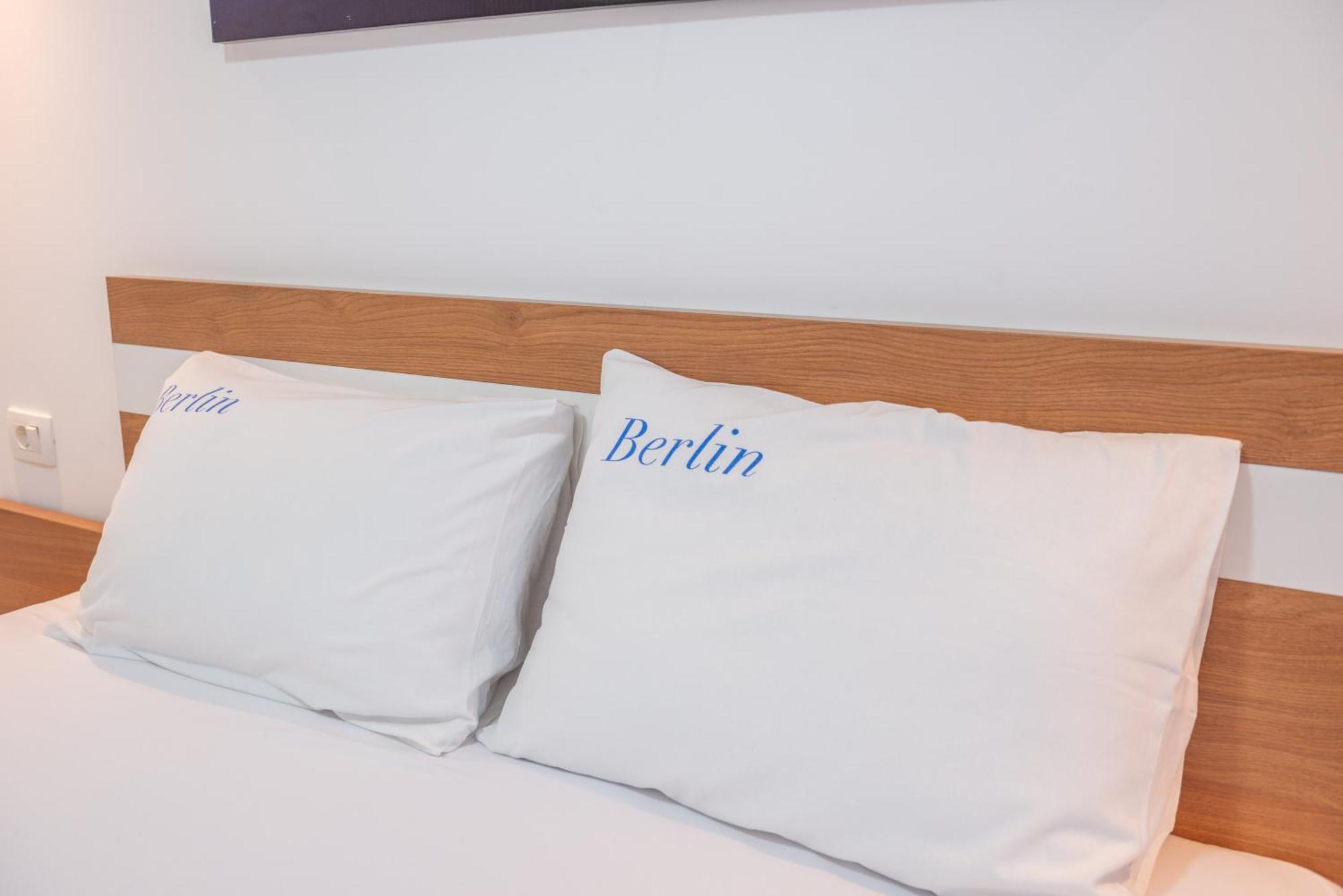 Premium Berlin With Pool Bed and Breakfast Ούλτσιν Εξωτερικό φωτογραφία